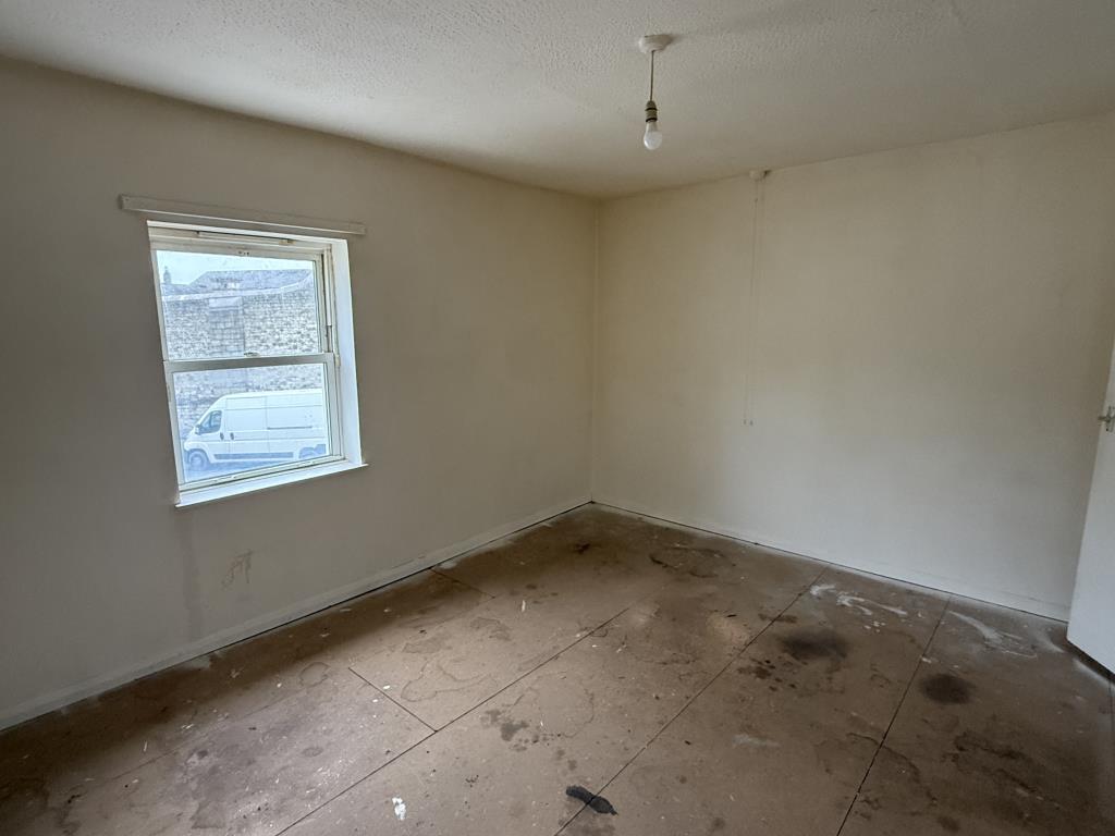 Lot: 74 - HOUSE IN NEED OF IMPROVEMENT - Bedroom 1 of House in need of Improvement